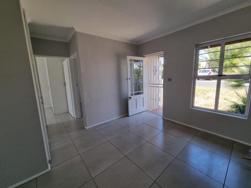 To Let 2 Bedroom Property for Rent in Oakglen Western Cape